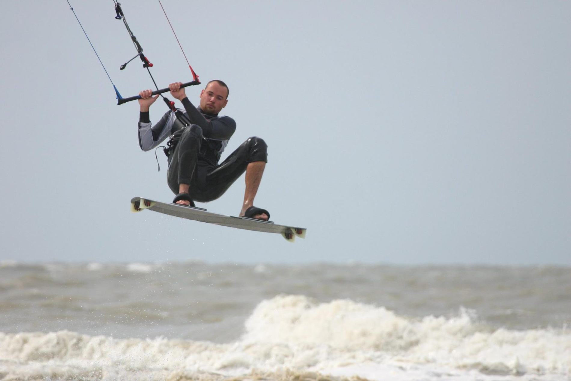 Kitesurfer test materiaal in de golven