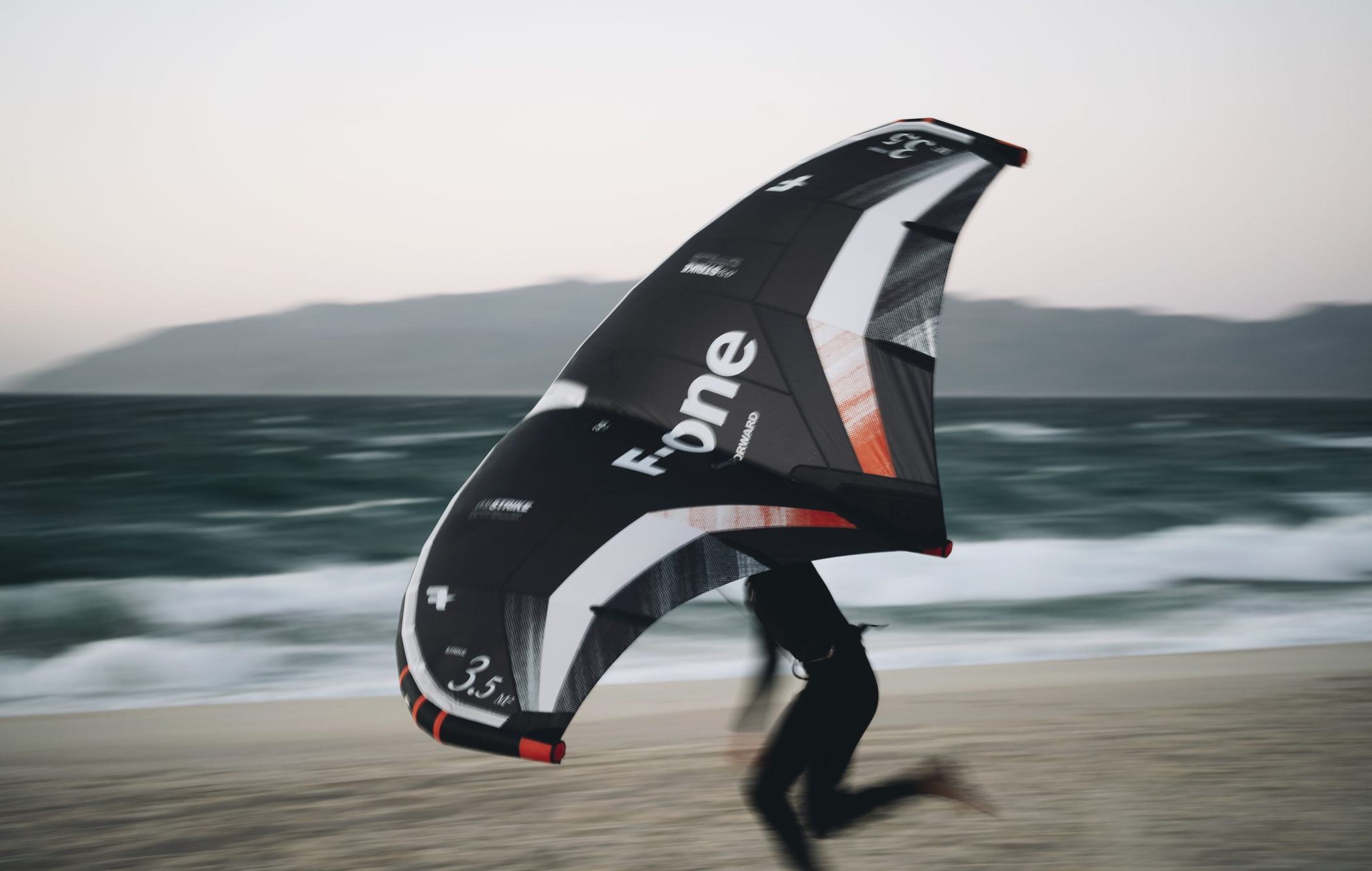 Wingfoiler in actie aan de Belgische kust